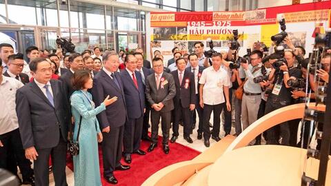 Tổng Bí thư Tô Lâm tham quan các gian trưng bày tại Hội báo toàn quốc 2025