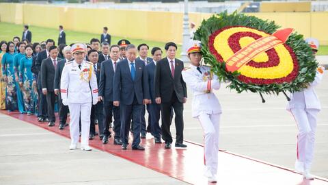 Lãnh đạo Đảng, Nhà nước, đại biểu Quốc hội vào Lăng viếng Chủ tịch Hồ Chí Minh
