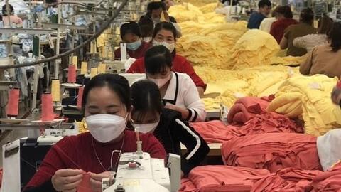 Hỗ trợ vợ chồng sinh con, nuôi con từ chính sách việc làm, tiền lương