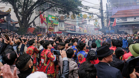 Du khách mất hàng giờ tìm phòng trong ngày chính hội Kỳ Cùng - Tả Phủ
