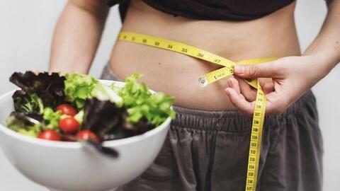 Vì sao chỉ cắt giảm calo hiếm khi giúp giảm cân lâu dài?