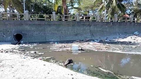 Nước thải đen ngòm từ cống xả trộm đổ thẳng ra biển Nha Trang