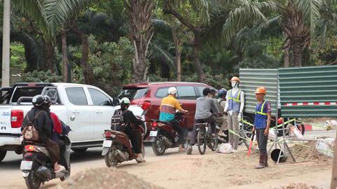 Dựng rào chắn thi công cống ngầm khẩn cấp trên đường Lạc Long Quân