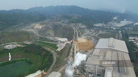 Cận cảnh bãi thải khổng lồ cạnh tỉnh lộ 152 của hóa chất Đức Giang