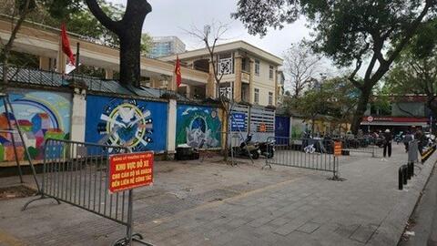 Phường Kim Liên lắp rào chắn, ngăn ô tô lấn chiếm vỉa hè cổng trường