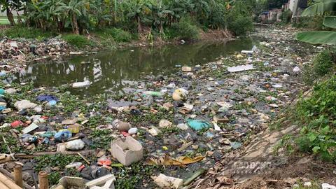 Rác thải bủa vây dòng sông ở Hưng Yên
