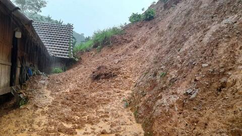 Hơn 10.000 m³ đất đá có nguy cơ tràn xuống nhà dân