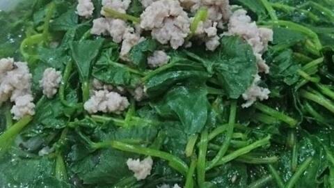 Bổ gan bằng cách ăn canh rau má nấu thịt nạc