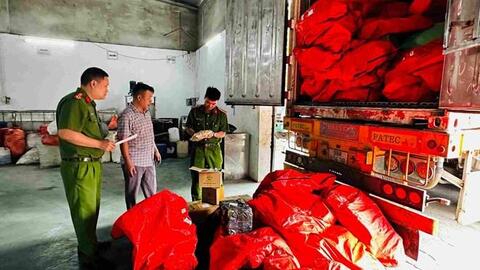 Bắt giữ vụ vận chuyển hơn 230 thùng nấm do nước ngoài sản xuất không có hóa đơn