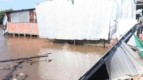 Sạt lở nghiêm trọng ở Cà Mau, 4 căn nhà trôi xuống sông