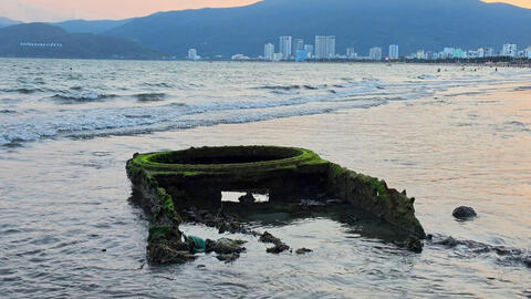 Trục vớt xác xe tăng thời chiến trồi lên bãi biển Quy Nhơn