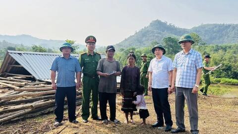 Lốc xoáy khiến nhà dân ở vùng biên Quảng Trị bị tốc mái