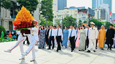 Lãnh đạo TPHCM dâng hương Chủ tịch Hồ Chí Minh, các Anh hùng liệt sĩ