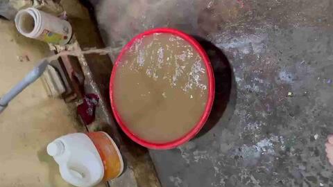 Nước sinh hoạt một thôn ở Hưng Yên đục ngầu, lẫn bùn cát