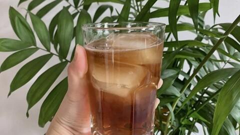 Uống nước ngọt có ga màu sẫm mỗi ngày ảnh hưởng gì đến thận