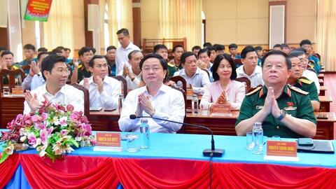 Đại tướng Nguyễn Trọng Nghĩa trao tặng tượng chân dung Chủ tịch Hồ Chí Minh tại Tây Ninh