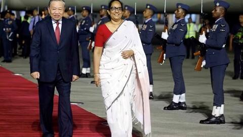 Tổng Bí thư, Chủ tịch nước được Thủ tướng Sri Lanka chào đón tại chân cầu thang máy bay
