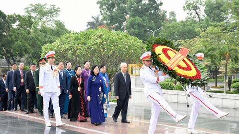 Đoàn đại biểu tham dự Đại hội Mặt trận Tổ quốc Việt Nam vào Lăng viếng Chủ tịch Hồ Chí Minh