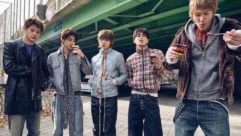Hàng loạt album của CORTIS bị vứt cạnh thùng rác phơi bày sự thật ở Kpop