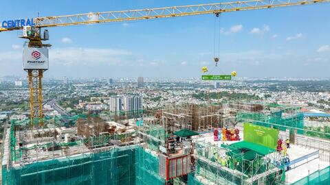Dự án La Pura của Phát Đạt cất nóc tháp đầu tiên sau 6 năm thi công xây dựng