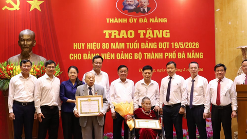 Thường trực Ban Bí thư Trần Cẩm Tú trao Huy hiệu 80 năm tuổi Đảng