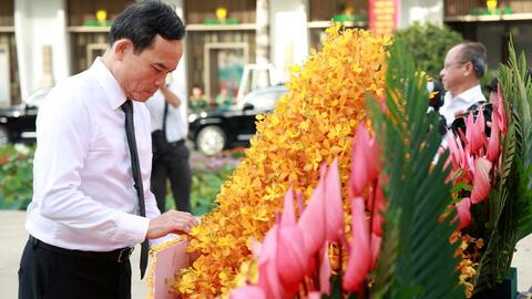 Lãnh đạo TPHCM dâng hoa tưởng nhớ Chủ tịch Hồ Chí Minh