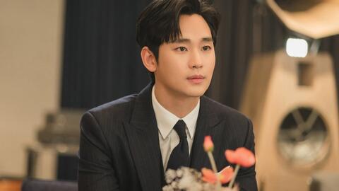 Kim Soo Hyun quay quảng cáo thời trang sau 1 năm vướng ồn ào