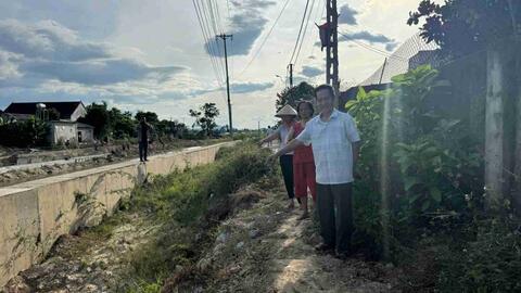 Hàng chục hộ dân ở Hà Tĩnh khốn khổ vì dự án tiêu thoát lũ 120 tỉ đồng thi công chậm trễ