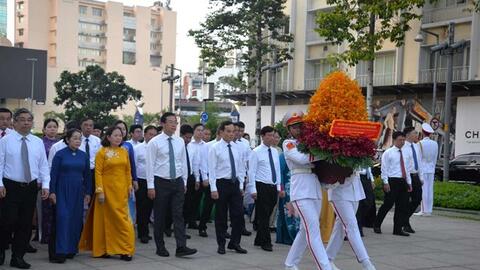 Lãnh đạo TPHCM dâng hoa tưởng niệm Chủ tịch Hồ Chí Minh dịp 50 năm thành phố mang tên Bác