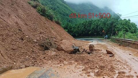 Mưa lớn kéo dài ở Lào Cai gây sạt lở nhiều tuyến quốc lộ, đường tỉnh