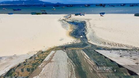 Nước thải tràn từ hố ga, chảy ra biển, người dân khổ sở vì mùi hôi thối