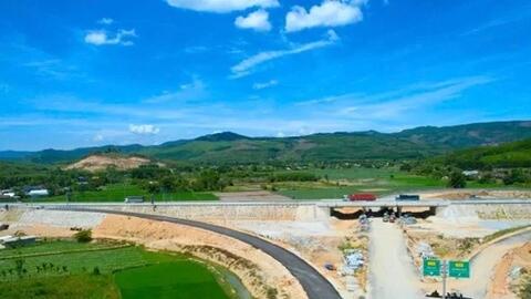 Cao tốc Quảng Ngãi - Hoài Nhơn tăng tốc hoàn thiện nút giao Đức Phổ và trạm dừng nghỉ