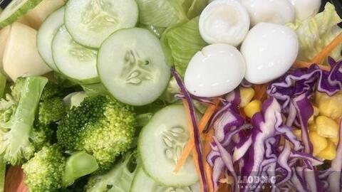 Giảm cân bằng cách cho trứng vào món salad rau