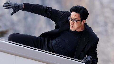 So Ji Sub chi khoảng 100 triệu won tặng vàng đoàn phim "Đặc vụ Kim tái khởi động"