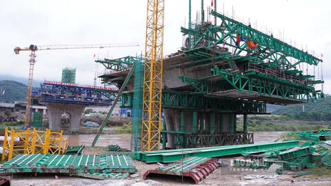 Cầu biên giới nối Lào Cai với Trung Quốc dần hiện hình