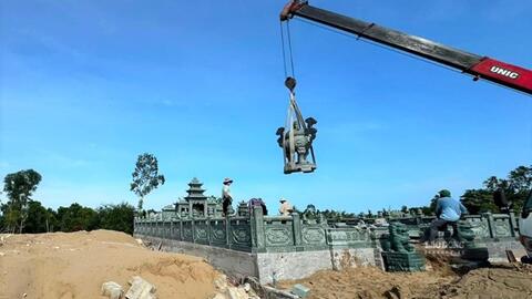 Tháo dỡ 3 khu lăng mộ trên đất công sau phản ánh của Báo Lao Động