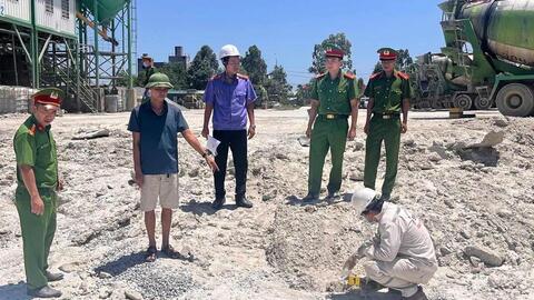 Khởi tố Phó Giám đốc và 1 nhân viên liên quan vụ đổ hơn 1.800 tấn bã bê tông trái phép