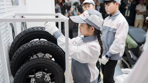 Honda Việt Nam hợp tác với KidZania Hà Nội ra mắt sân chơi trải nghiệm “Trung tâm Công nghệ Xe máy điện Honda” dành cho trẻ em