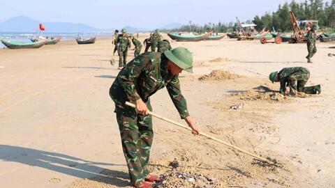 Huy động lực lượng thu gom vỏ ngao dạt dày đặc vào bờ biển Hà Tĩnh