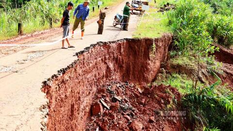 Đường giao thông sạt lở nghiêm trọng, người dân Lâm Đồng mong sớm khắc phục