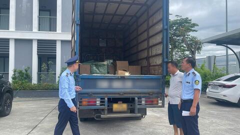 Phát hiện hơn 3.300 bánh trung thu và 112 chai rượu nhập lậu ở Quảng Ninh