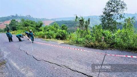 Xuất hiện vết nứt dài 20m trên đường liên xã gần cầu Đắk Glong ở Lâm Đồng