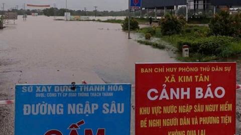 Nước sông Bưởi đã tràn qua bờ đê Thạch Định, mưa lớn tiếp tục diễn ra trên diện rộng
