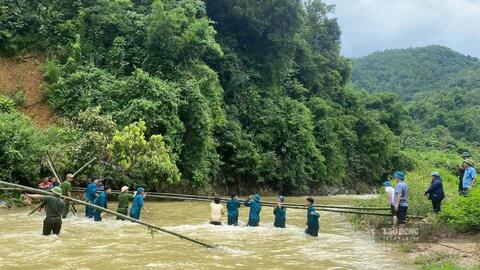 Làm cầu tạm đưa 172 học sinh vùng sạt lở ở Nghệ An đến trường