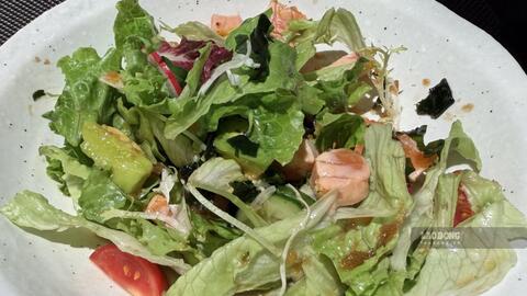 Salad bơ cá hồi cho bữa tối nhẹ bụng, hỗ trợ kiểm soát cân nặng