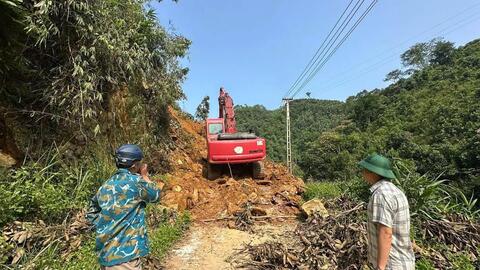 Khẩn cấp mở đường sau vụ sạt lở khiến hơn 100 người dân vùng cao bị cô lập