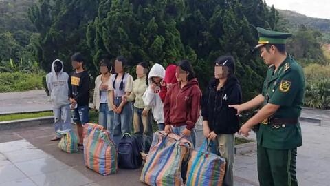Trục xuất 9 người Lào nhập cảnh trái phép vào Việt Nam