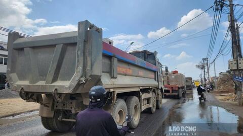 Xe tải chở vật liệu gây ô nhiễm nhiều tuyến đường Hà Nội