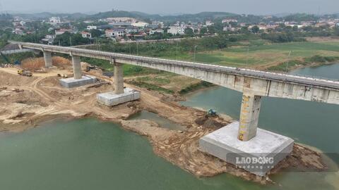 Sửa chữa cầu sông Lô chậm tiến độ, người dân đi lại gặp khó khăn