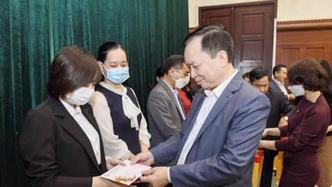 Thăm hỏi, tặng quà cán bộ NHNN Trung ương bị bệnh hiểm nghèo